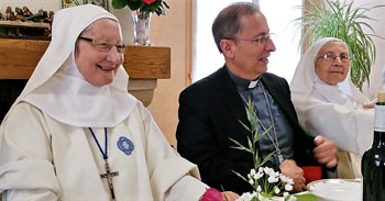 De zusters met Mgr. Scherrer in betere tijden...
