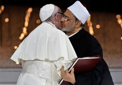 Hartelijke begroeting tussen de paus en de grootimam van al-Azhar.