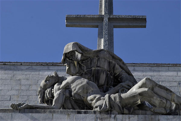 Aan de voet van het Kruis en boven de ingang van de basiliek bevindt zich een reusachtige Pietà.