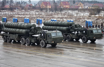 Met het superieure Russische luchtverdedigingssysteem S-400 Trioemf kan elk gevechtsvliegtuig binnen een straal van 400 km uit de lucht geschoten worden. Het kan tientallen doelwitten tegelijk volgen en aanvallen.