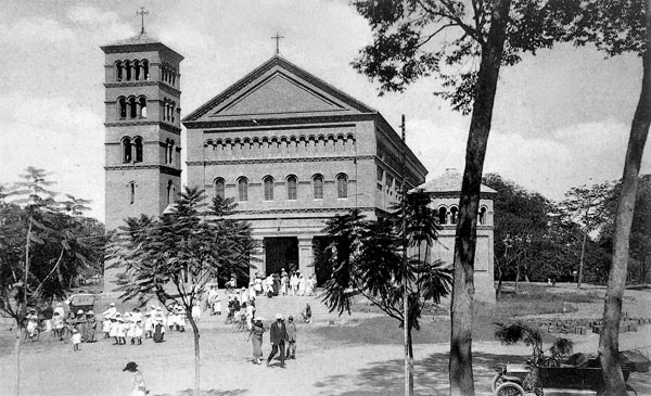 De kathedraal van Elisabethstad, in neoromaanse stijl, werd opgericht in 1925.