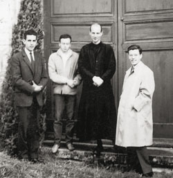 Abbé de Nantes met de eerste broeders