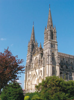 De basiliek van Montligeon in Normandië