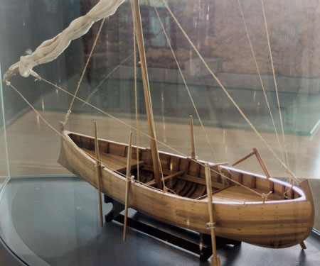 SCHAALMODEL VAN DE ACHT METER LANGE BOOT.